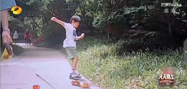  小孩|《天天向上》预告，王一博带小孩受3连击超委屈，小孩摔倒显无奈