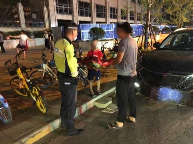  陈先生|小男孩街头走失，交警暖心寻家长
