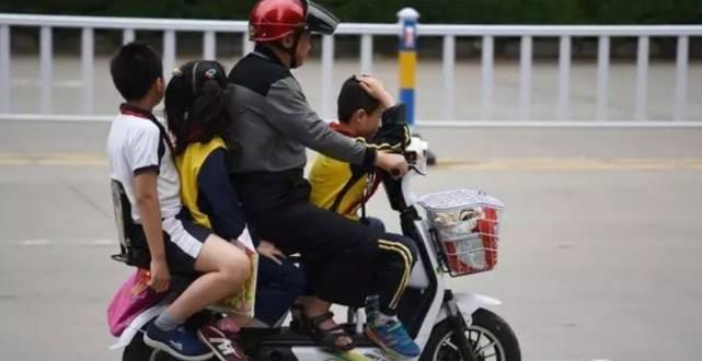  车主|单手骑电动车被查，怀里还抱着孩子，车主：再来一个也没问题