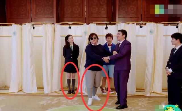  贾玲|一样的长筒袜，当江疏影和贾玲都穿上之后，不太敢忍心看了！