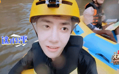  伤口|王一博处理伤口，使坏偷袭女导演被凶后秒怂，全身湿透喊冷直发抖