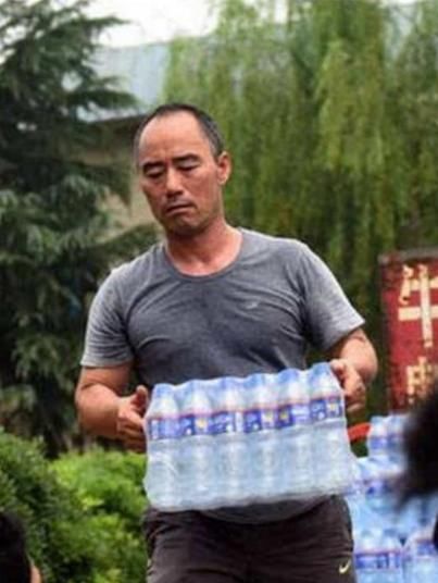  春天里|草根歌手旭日阳刚：一个再度翻红年入百万，一个回归田园种菜种田