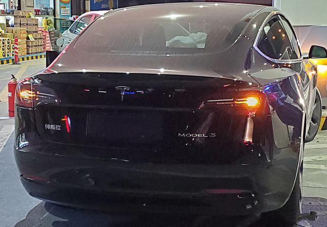 AP|加油站现未上牌Model 3，惨遭趴下，AP：就想加个油尝尝味