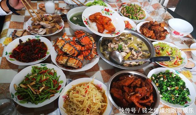 讲究|各地网友晒中秋晚饭,有的丰盛有的讲究,看到最后一个心酸了