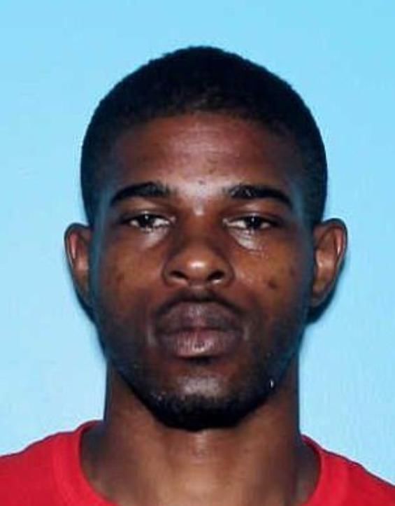 克莱顿|女子睡醒竟看见自己床上有个蒙面人，丈夫追上去就朝那人开了一枪