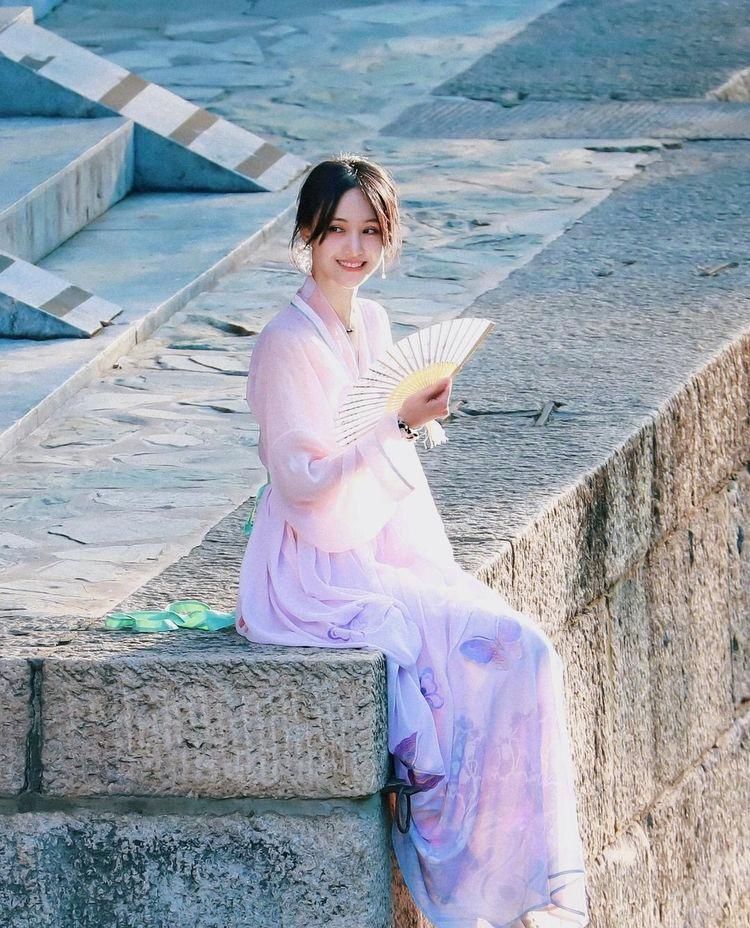  古装剧|郑爽古装紫色仙裙，重回画壁时的灵气十足，笑容太治愈了