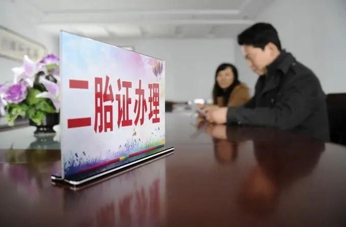 父母|不想当“扶弟魔”却被父母起诉！22岁姐姐拒养2岁弟弟败诉！