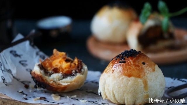 糕点|经典糕点蛋黄酥做法,7步就可上烤箱,外酥内软好吃不用花钱买