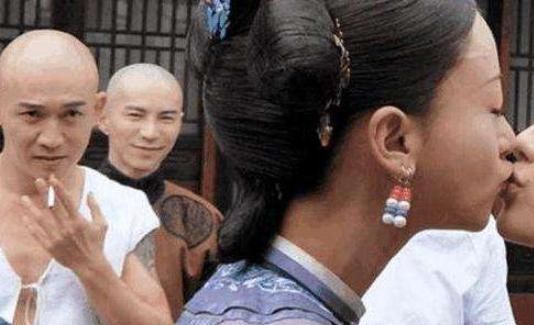  综艺节目|他上跑男很克制自己！烟瘾犯了后喝牛奶被观众看穿，最终只好尬演