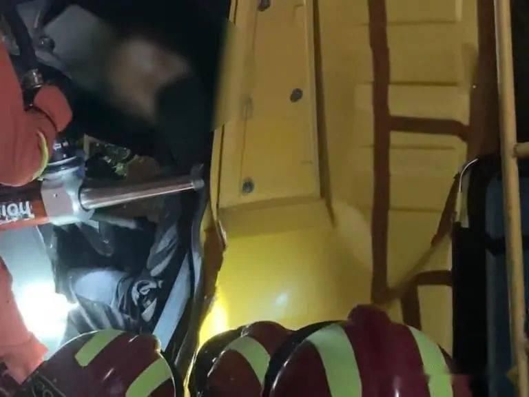  驾驶员|司机追尾被困车内，消防员来了这样做……