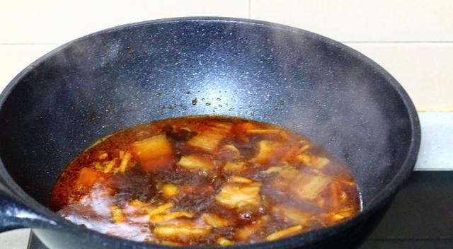  五花肉|1块五花肉，1把干豆角，放锅里炖一炖，又香又下饭，一碗都不够吃