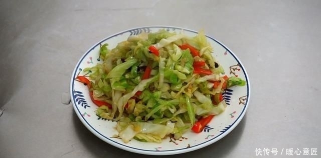 上桌|包菜最好吃的做法,这样一次做一盘不够吃,上桌抢着吃