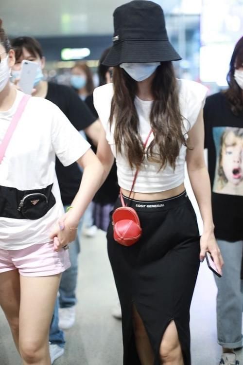  造型|杨颖好懂色彩搭配，黑白装简约低调，配个红色小包气质瞬间变高级