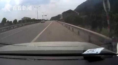  护栏|低头调空调 出事故了！