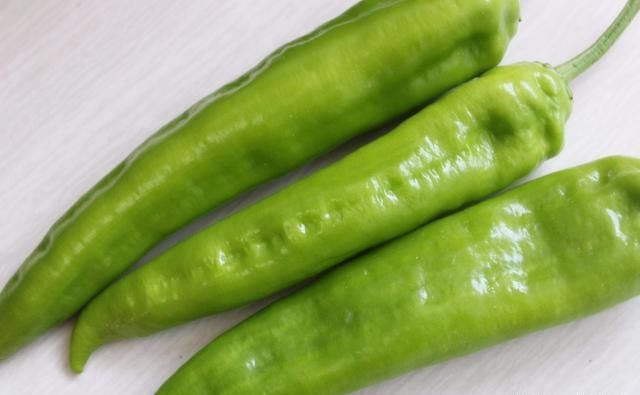  菜农|买青椒，如何区分辣的青椒和不辣的青椒？菜农教您一招，别乱买了