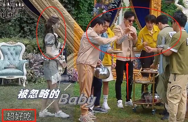  郑恺|兄弟团“讨好”baby，郑恺直接用手喂食，蔡徐坤的做法却太机智了