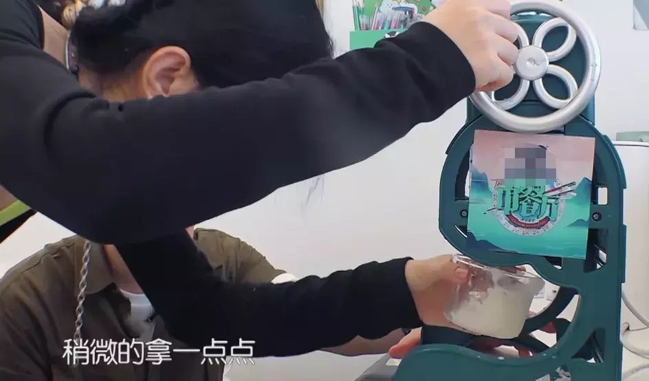  糟糕|赵丽颖《中餐厅》把刨冰吐回碗里，边数钱边吃饭，生活习惯太糟糕