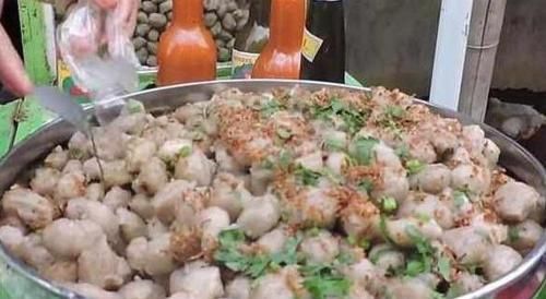 大姐|大姐校门口卖“稀罕小吃”,一元一个小圆球,2小时就卖光了!