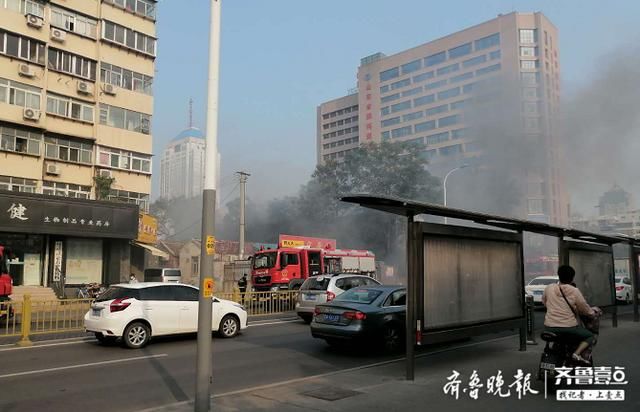 现场|情报员在现场|济南经四纬六路牛阵烧烤着火,浓烟扩散到整个路口