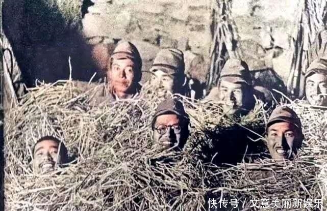  滚成|日军侵略中国时的真实照片：在农田钓到大鱼，在草堆里滚成一片
