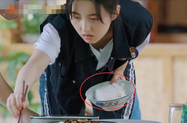  足够|张子枫吃米饭，镜头拍到她碗里的米饭分量惊人，足够我吃三顿了