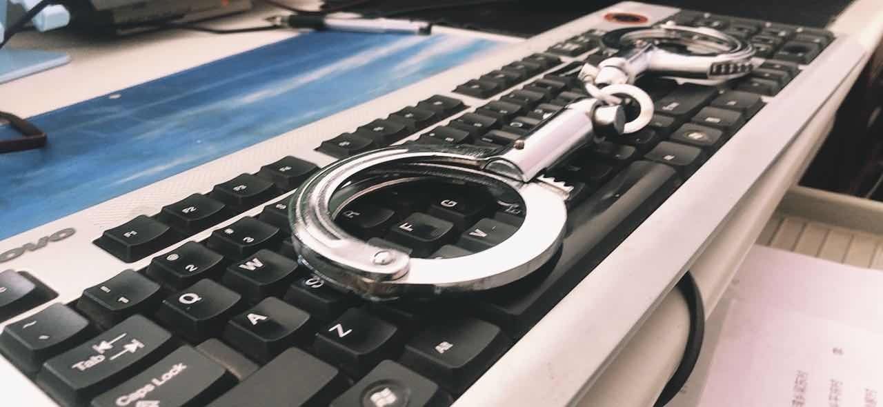 揭穿|聚会时偷拿走朋友手机，被揭穿恼羞成怒打伤人