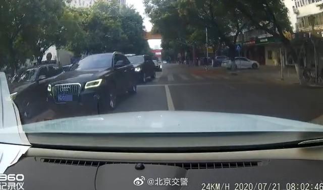 举报|三辆小客车“排队”逆行被举报，北京交警：罚