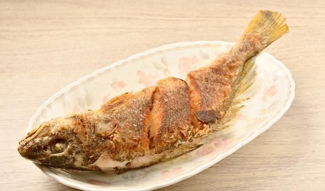 油锅|煎鱼的时候，直接放入油锅煎就错了，记住四个技巧，不破皮不粘锅