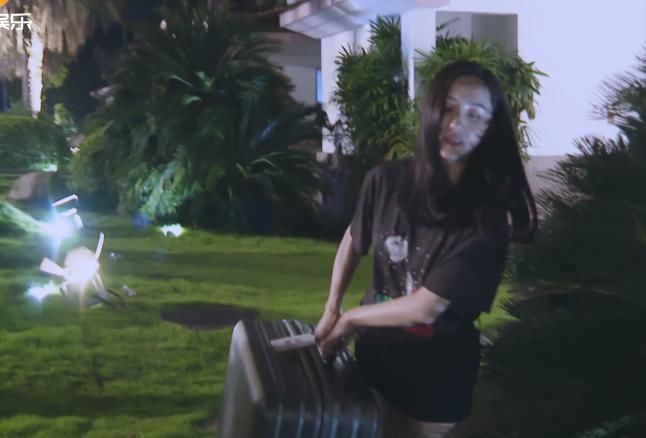  王智|《乘风破浪》刘芸淘汰集体陪她吃饭却无一人理王智，深夜搬箱子离开太孤独