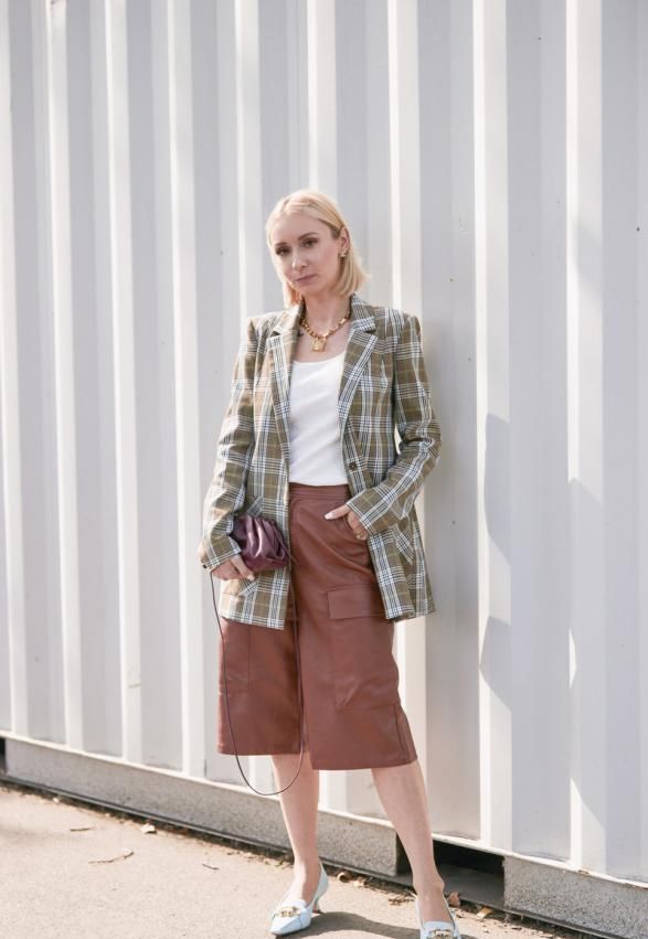 长裤|穿西装别再搭长裤了，女明星都搭配这4条短裤，时尚有范超显腿长