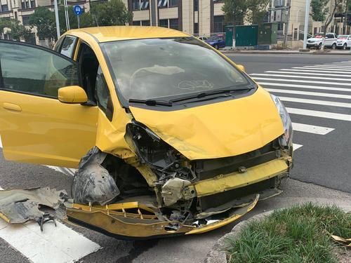  改装成|男子有腿疾竟将车辆改装成“全手动驾驶”，无证上路抢黄灯酿事故