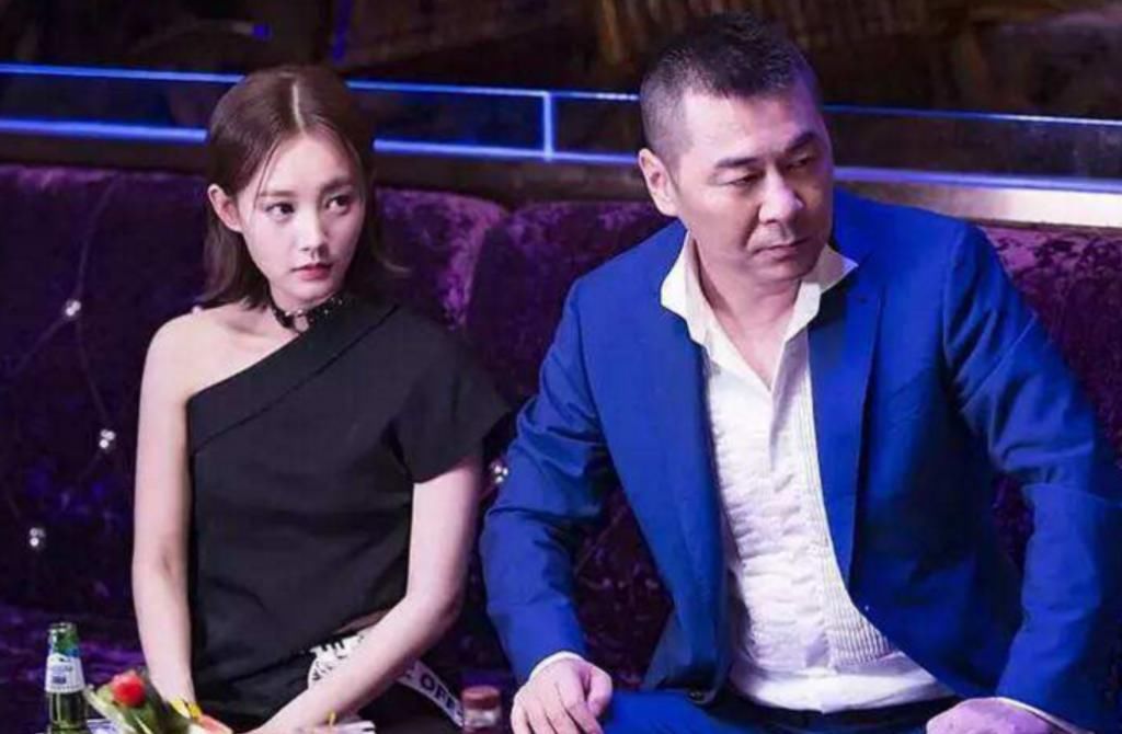  陈建斌|陈建斌“帝王模式”切换至“霸道总裁”，“老少配”的爱情很尴尬