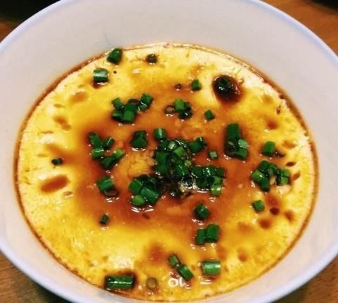 鸡蛋羹|蒸鸡蛋羹时,很多人第一步就做错,难怪蒸出来的不嫩滑