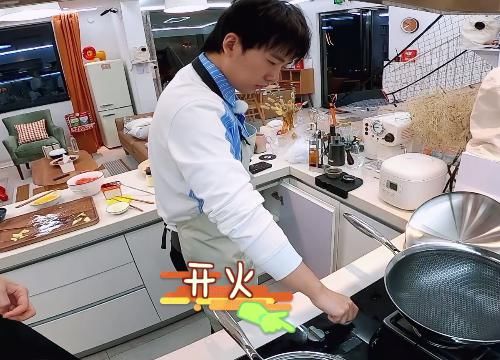  爱豆|郭麒麟做饭火烧厨房时，谁注意一旁范丞丞的反应？哪还像个爱豆
