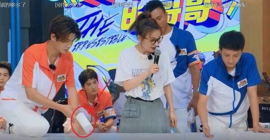  节目中|黄明昊上节目被限制？看到他和维嘉拿的饮料，网友：一口就是天价