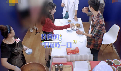  王一博|赵丽颖和王一博同吃一碗胡辣汤，谁注意她的避嫌反应？难怪王一博不介意