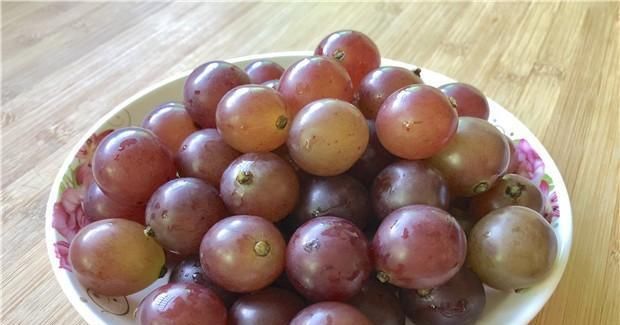 农药残留物|洗葡萄时,用盐水洗等于吃虫卵,教你正确洗法,好吃又卫生