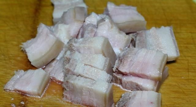  五花肉|1块五花肉，1把干豆角，放锅里炖一炖，又香又下饭，一碗都不够吃