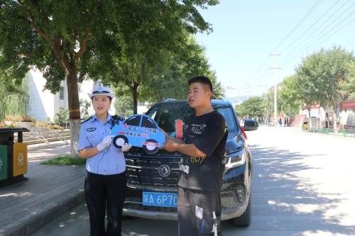 这事|交警当街发礼物?这事是真的!这种行为应该实名表扬