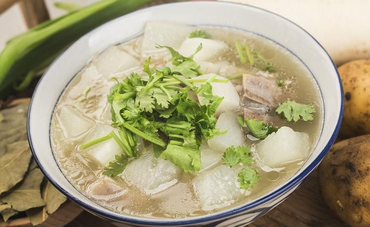 膻味|羊肉汤不要直接加水炖，多做两步，汤鲜肉美没膻味，一点都不腻