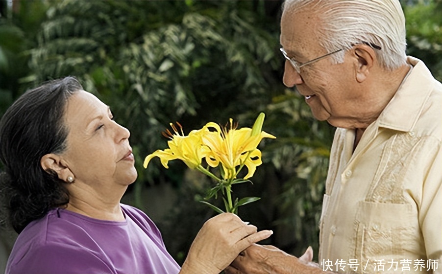老人到了70~79岁，被称为“长寿关键期”，越早调整越能安全度过