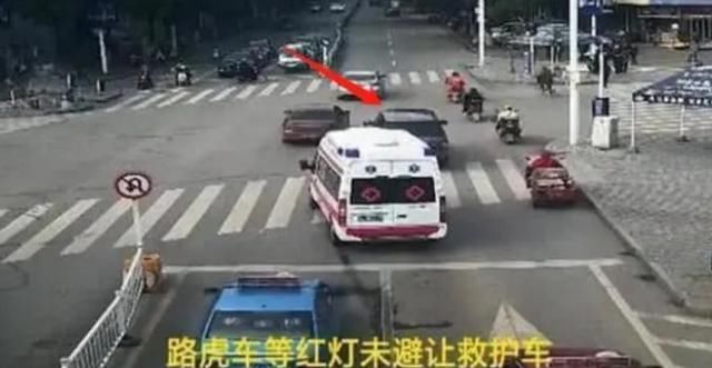 鸣笛|救护车鸣笛路虎车都不让,整整耽误74秒,车主:要是你会让?