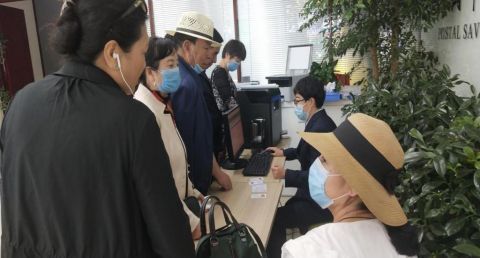  退休职工|邮储银行海南州支行在西宁设立专柜为企业退休职工办理社保卡