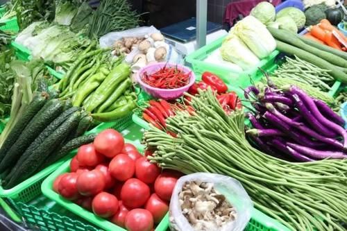  菜场|小菜店开到菜场门口，农贸市场生意如何保障？