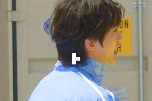  与众不同|大家一起撕名牌，别人的名牌露在外边，只有蔡徐坤的与众不同