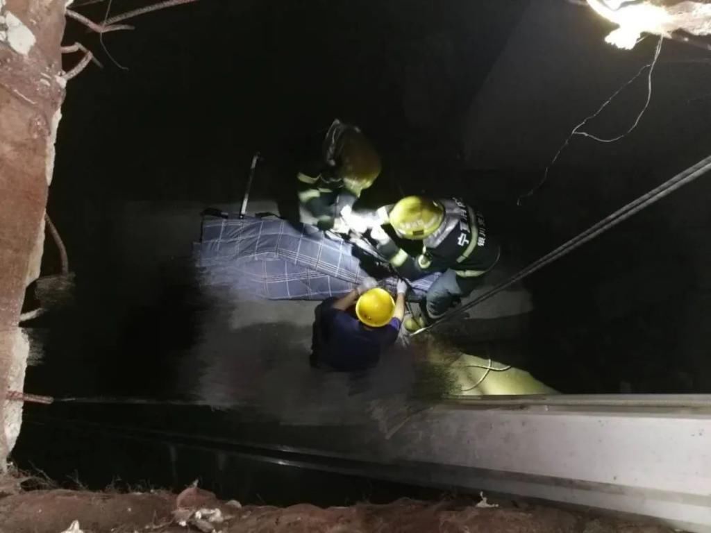  救援人员|突发！一男子跌入在建工地地下室身亡，至今身份不明！