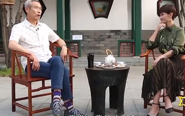  婚姻|62岁老戏骨约会长发清纯美女，单独吃饭同回酒店，30年婚姻有危机