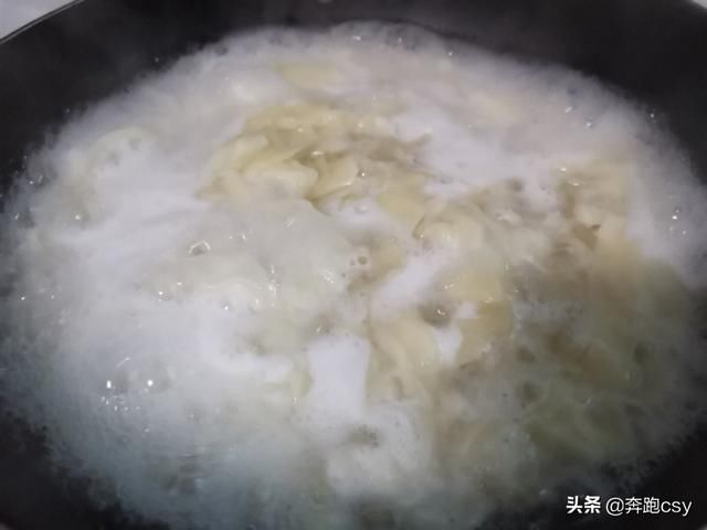  家用|美食小妙招：在家用饺子皮制作油泼面，做法简单，非常好吃