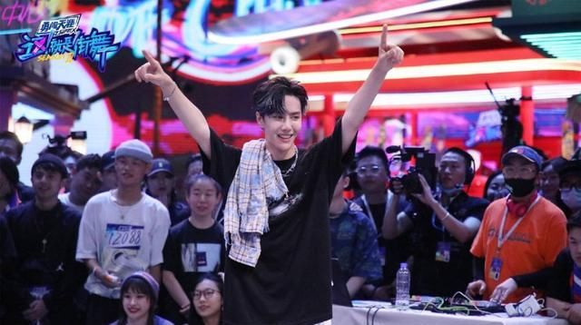  张艺兴|王一博和张艺兴哪个跳舞好？