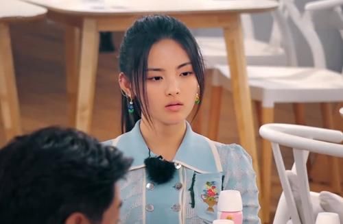 关掉|《中餐厅》滤镜有多可怕?当节目组关掉滤镜,杨超越肤色被打回原形